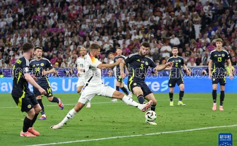 星空体育官方网站百度信誉足球运动员争议性手势照片曝光，引发网友热议